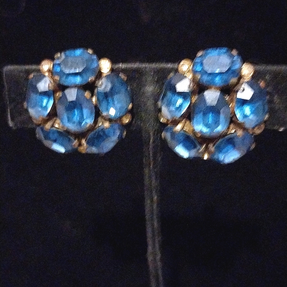 Bright peacock blue rhinestone screw back vintage earrings